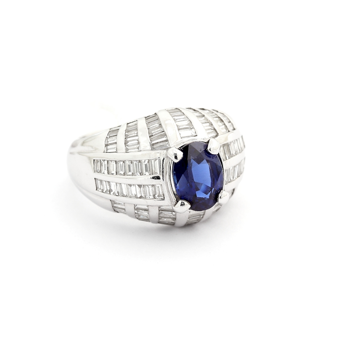 750 Mill. White Gold Ring with 2,15 Ct. Diamonds and 3,20 Ct. Sapphire