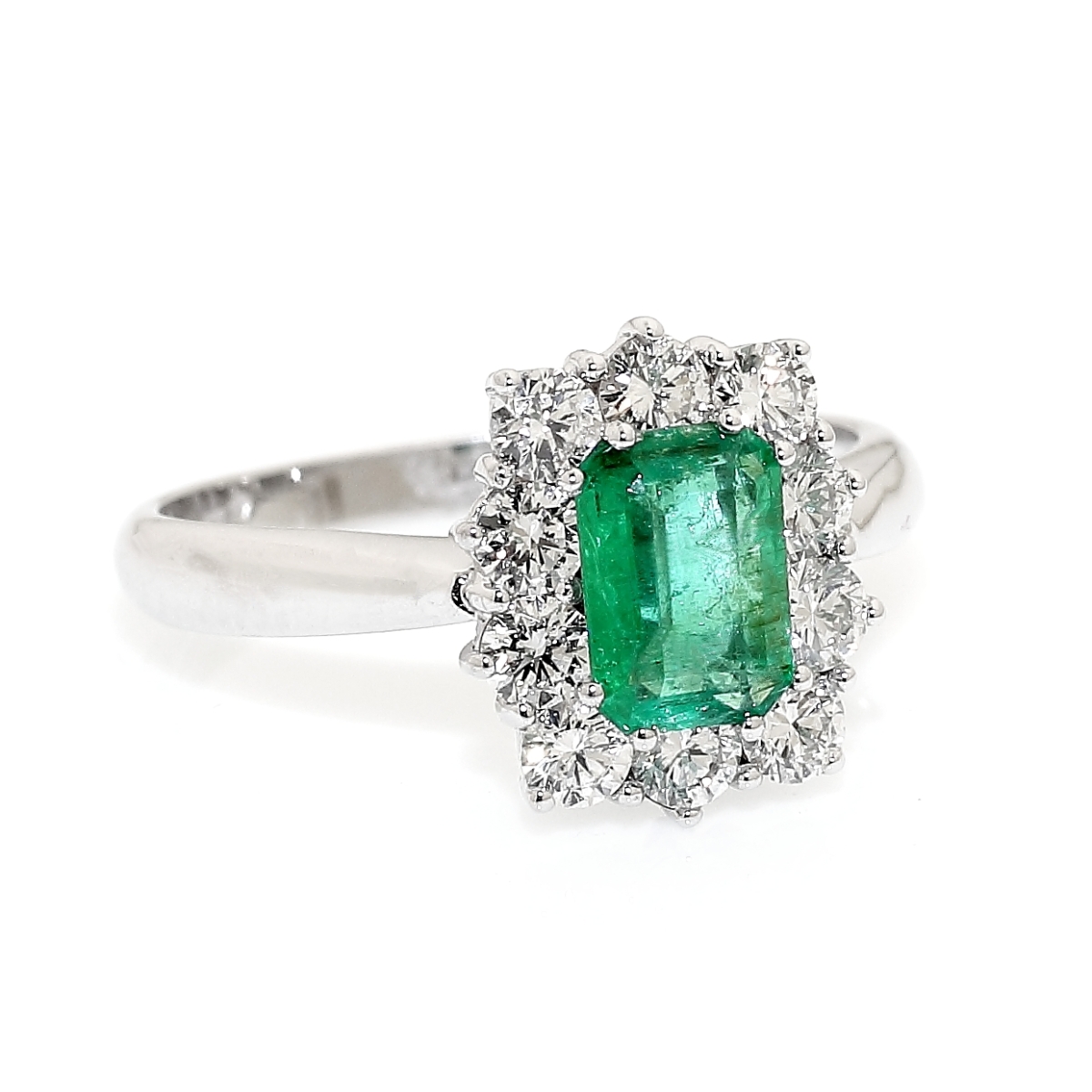 750 Mill. White Gold Ring with 0,72 Ct. Diamonds and 0,68 Ct. Emerald